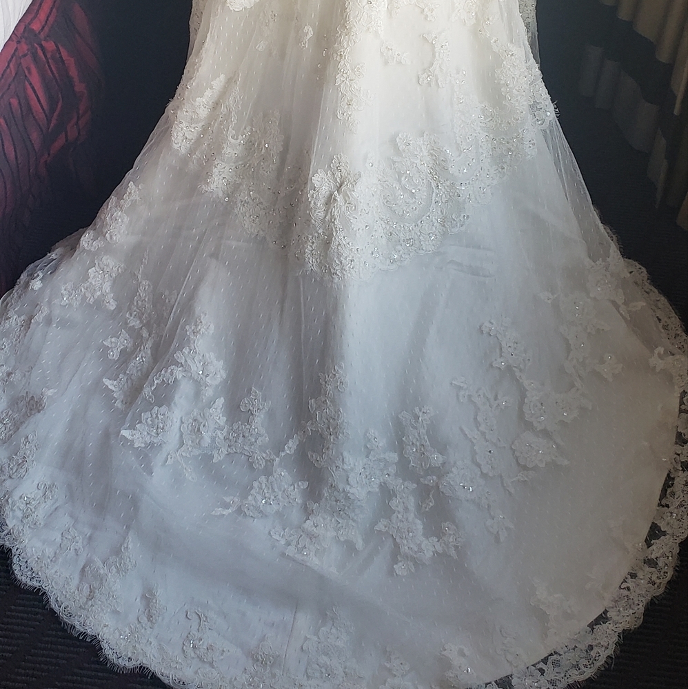 Casablanca A-Line Chantalily Lace Scallop Crystal Beaded Bridal Dress Style 1900 - Picture 12 of 16